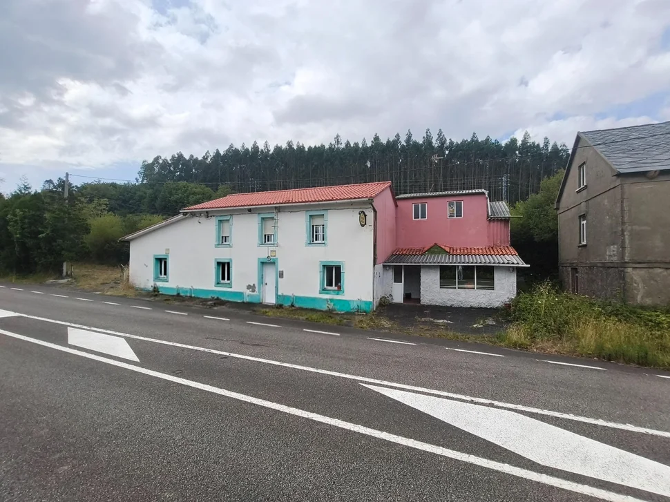 Casa y negocio en Mera de Arriba, Ortigueira.