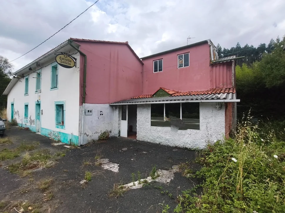 Casa y negocio en Mera de Arriba, Ortigueira.