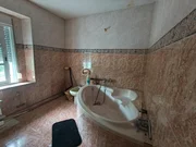Casa y negocio en Mera de Arriba, Ortigueira.