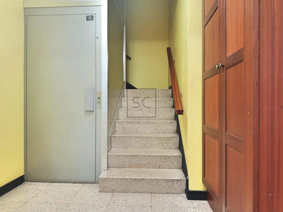 Piso con ascensor y buhardilla en Ferrol.