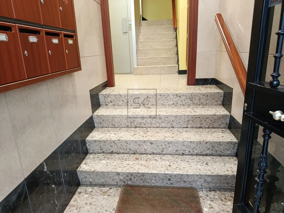 Piso con ascensor y buhardilla en Ferrol.