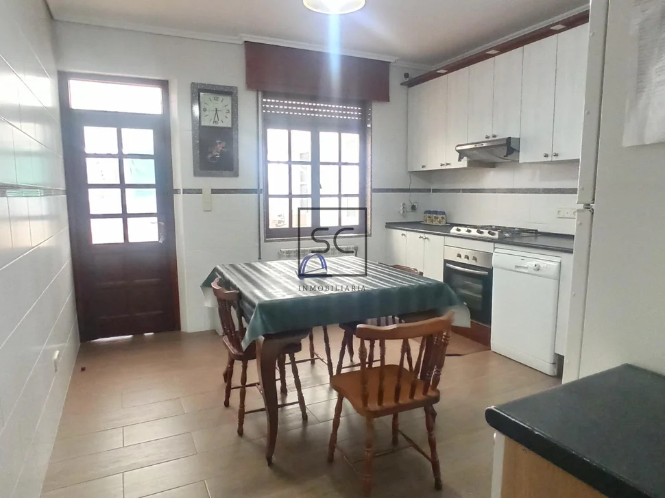 Chalet con finca y garaje en Narón.