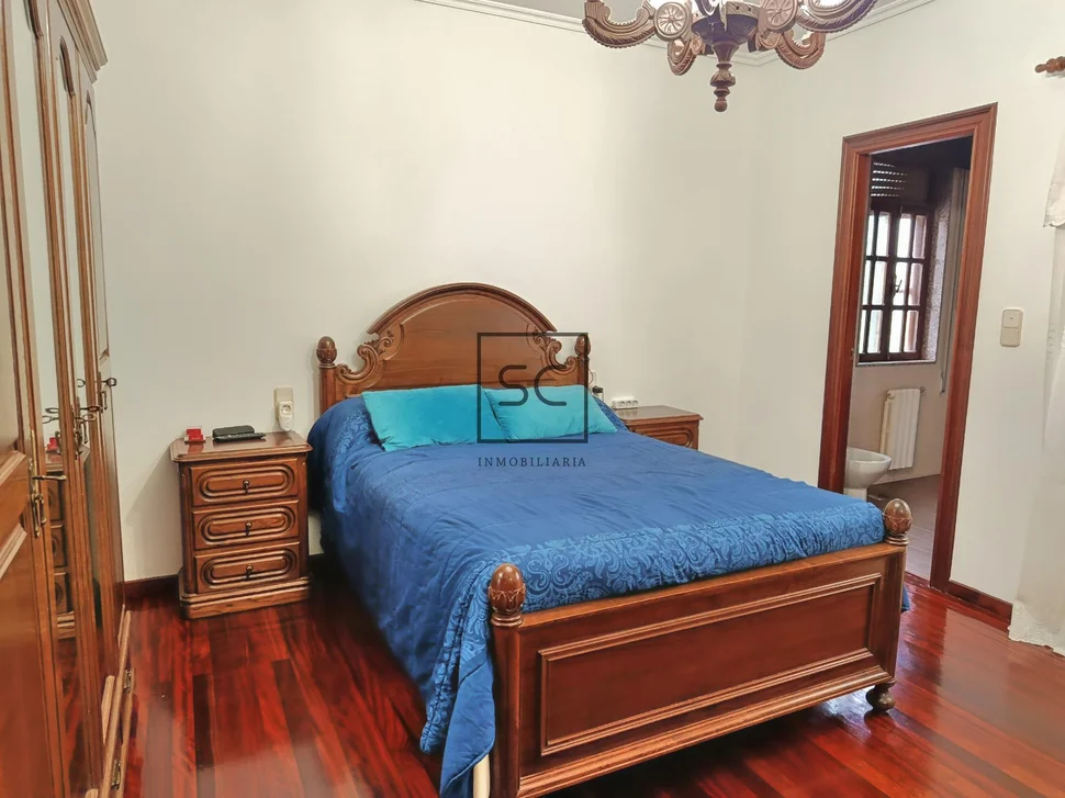 Chalet con finca y garaje en Narón.