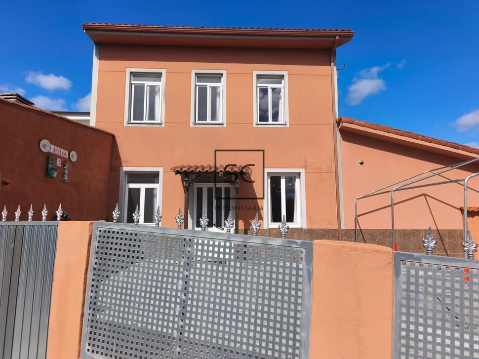 Casa con dos viviendas independientes en Leiro, Miño