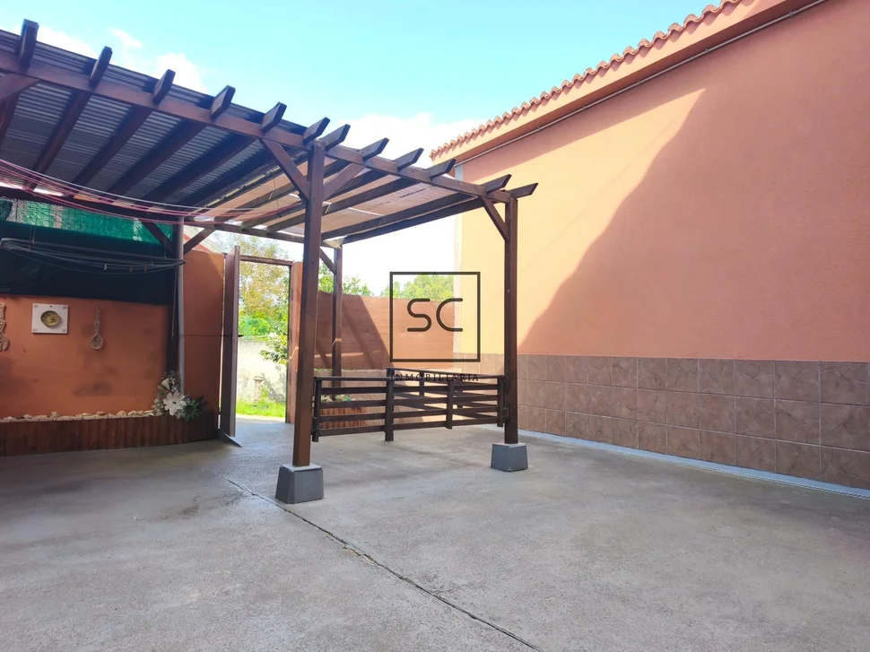 Casa con dos viviendas independientes en Leiro, Miño