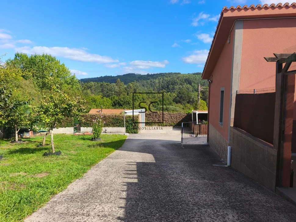 Casa con dos viviendas independientes en Leiro, Miño