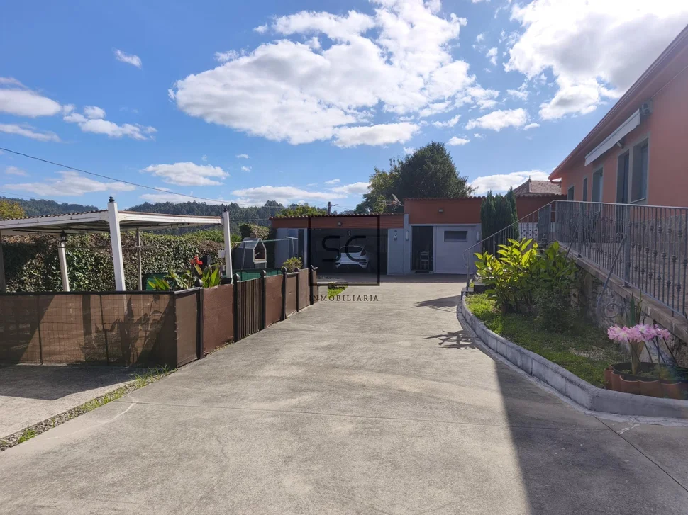 Casa con dos viviendas independientes en Leiro, Miño