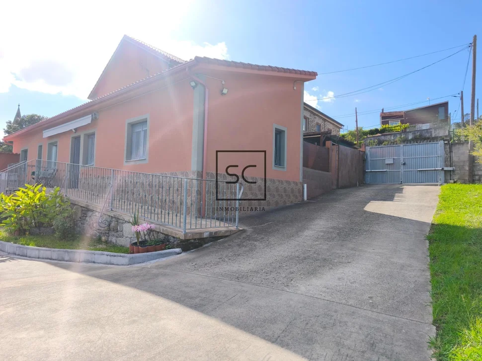 Casa con dos viviendas independientes en Leiro, Miño