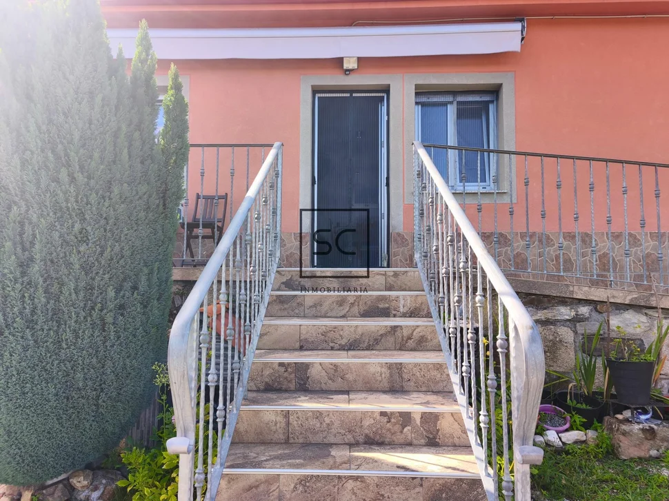 Casa con dos viviendas independientes en Leiro, Miño