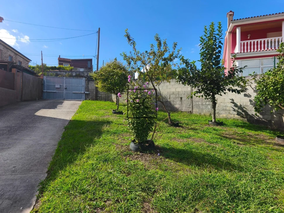 Casa con dos viviendas independientes en Leiro, Miño