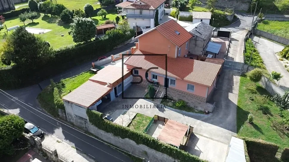 Casa con dos viviendas independientes en Leiro, Miño